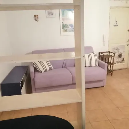 Studio Flat *
